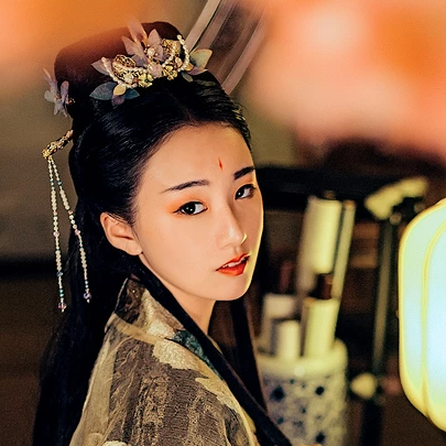 華麗妝容帶團扇女子頭像，唯美古風真人頭像