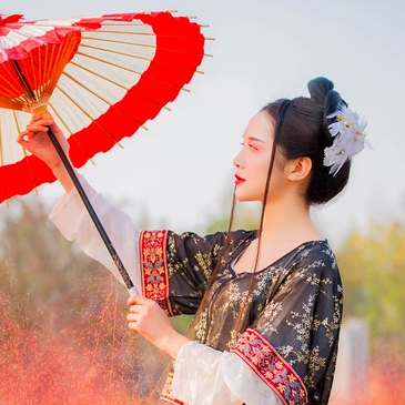 粉黛帶紅傘女生頭像，唯美古風真人頭像