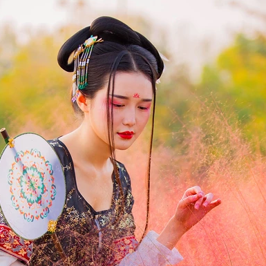 粉黛帶紅傘女生頭像，唯美古風真人頭像