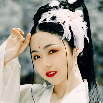 羽毛下雪白衣女生頭像，唯美古風(fēng)真人頭像