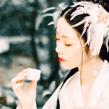 羽毛下雪白衣女生頭像，唯美古風(fēng)真人頭像