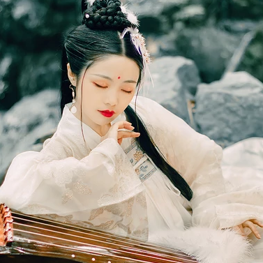 羽毛下雪白衣女生頭像，唯美古風(fēng)真人頭像