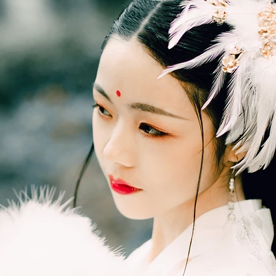 羽毛下雪白衣女生頭像，唯美古風(fēng)真人頭像