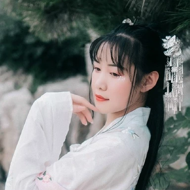 淡粉色帶團(tuán)扇女子頭像，唯美古風(fēng)真人頭像