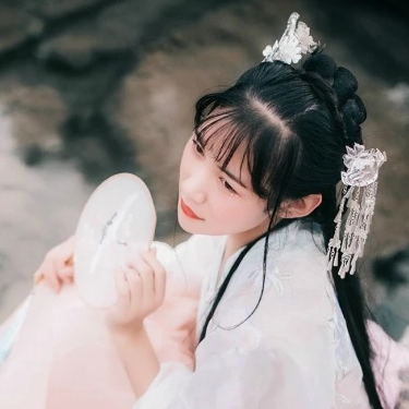 淡粉色帶團(tuán)扇女子頭像，唯美古風(fēng)真人頭像