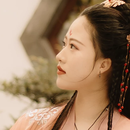 紅色帶傘女子頭像，唯美古風(fēng)真人頭像