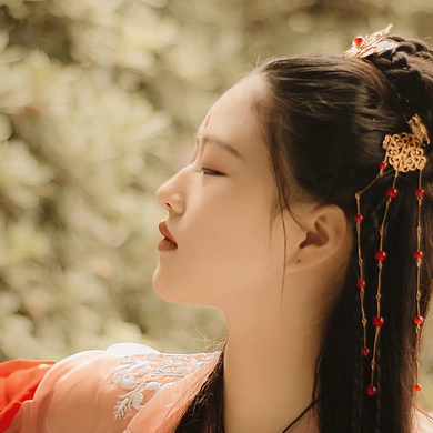 紅色帶傘女子頭像，唯美古風(fēng)真人頭像