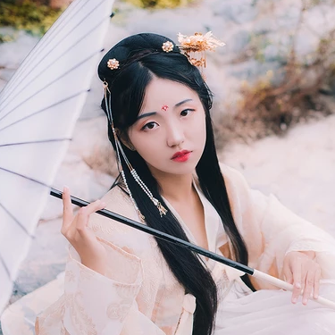 秋意帶傘團扇女生頭像，唯美古風真人頭像