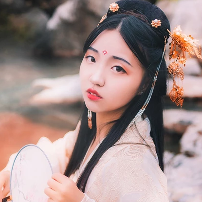 秋意帶傘團扇女生頭像，唯美古風真人頭像