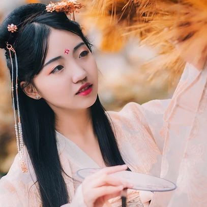 秋意帶傘團扇女生頭像，唯美古風真人頭像