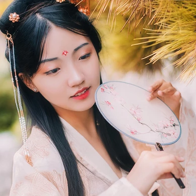 秋意帶傘團扇女生頭像，唯美古風真人頭像