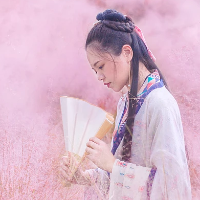 粉嫩帶折扇女生頭像，唯美古風真人頭像