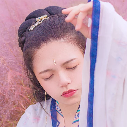 粉嫩帶折扇女生頭像，唯美古風真人頭像