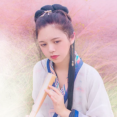 粉嫩帶折扇女生頭像，唯美古風真人頭像