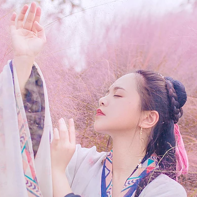 粉嫩帶折扇女生頭像，唯美古風真人頭像