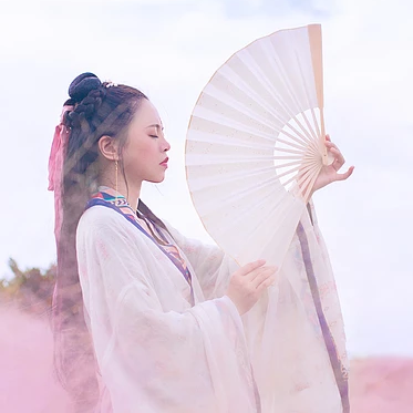 粉嫩帶折扇女生頭像，唯美古風真人頭像