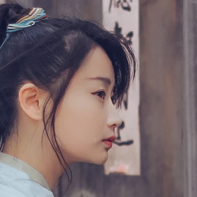 復(fù)古瀟灑帶折扇女生頭像，唯美古風(fēng)真人頭像