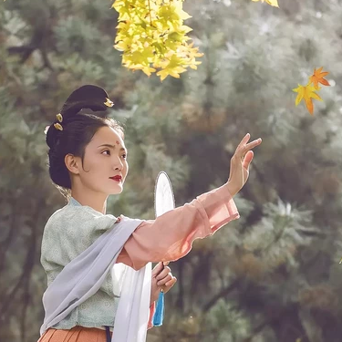 秋風(fēng)落葉女子頭像，唯美古風(fēng)真人頭像