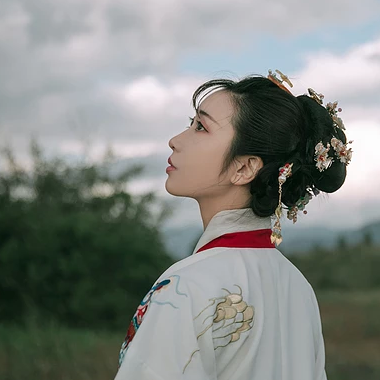 紅衣女子流淚頭像，唯美古風(fēng)真人頭像