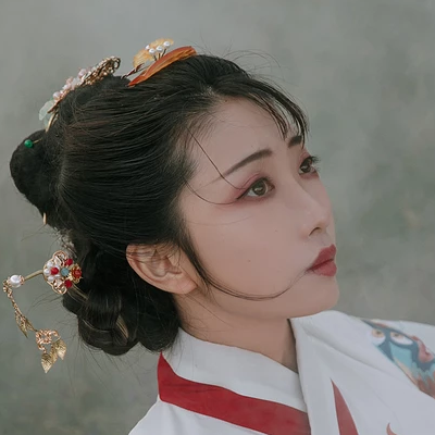 紅衣女子流淚頭像，唯美古風(fēng)真人頭像