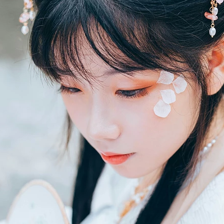 三櫻帶團(tuán)扇女子頭像，唯美古風(fēng)真人頭像