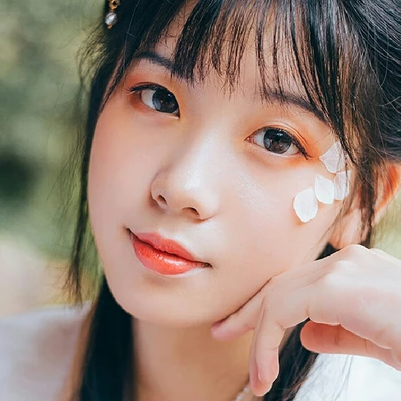 三櫻帶團(tuán)扇女子頭像，唯美古風(fēng)真人頭像