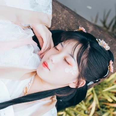 三櫻帶團(tuán)扇女子頭像，唯美古風(fēng)真人頭像