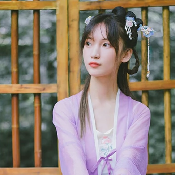 淡紫色帶團扇女子頭像，唯美古風真人頭像