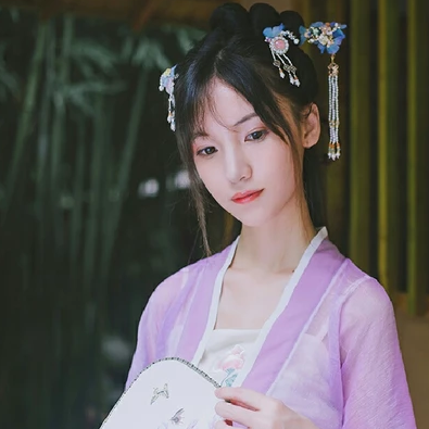 淡紫色帶團扇女子頭像，唯美古風真人頭像