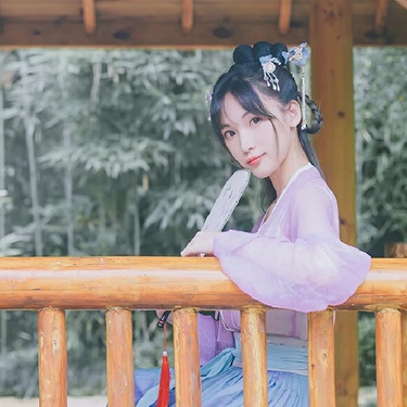 淡紫色帶團扇女子頭像，唯美古風真人頭像