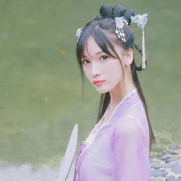 淡紫色帶團扇女子頭像，唯美古風真人頭像