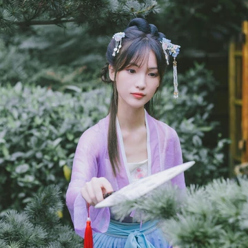 淡紫色帶團扇女子頭像，唯美古風真人頭像