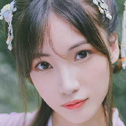 淡紫色帶團扇女子頭像，唯美古風真人頭像