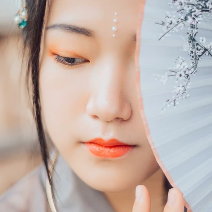 暮秋山行帶傘女生頭像，唯美古風(fēng)真人頭像