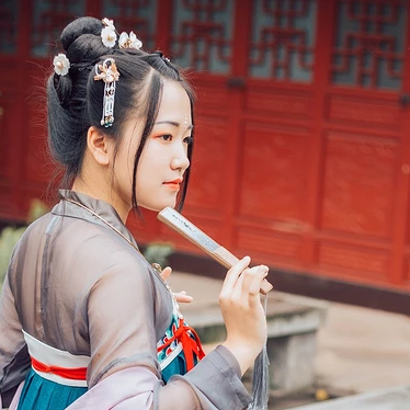 暮秋山行帶傘女生頭像，唯美古風(fēng)真人頭像