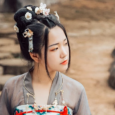 暮秋山行帶傘女生頭像，唯美古風(fēng)真人頭像