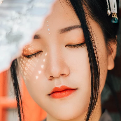 暮秋山行帶傘女生頭像，唯美古風(fēng)真人頭像