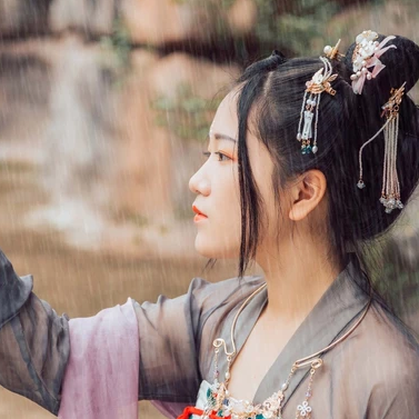 暮秋山行帶傘女生頭像，唯美古風(fēng)真人頭像