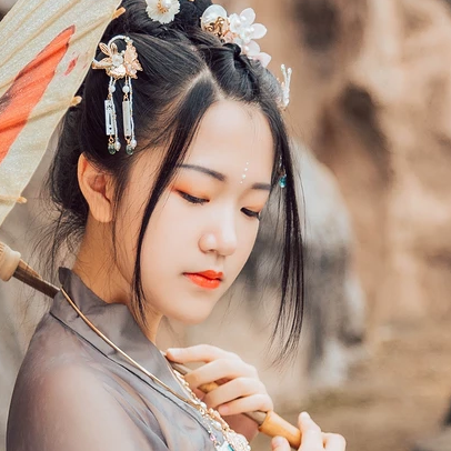 暮秋山行帶傘女生頭像，唯美古風(fēng)真人頭像