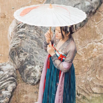 暮秋山行帶傘女生頭像，唯美古風(fēng)真人頭像