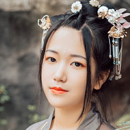 暮秋山行帶傘女生頭像，唯美古風(fēng)真人頭像