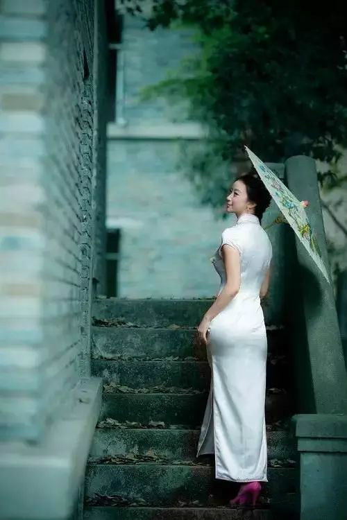 風(fēng)情萬(wàn)種的油畫(huà)旗袍女子！