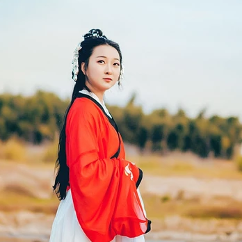 秋色彈琵琶紅衣女生頭像，唯美古風(fēng)真人頭像