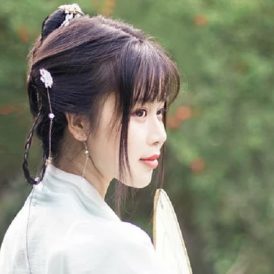 淡雅帶團(tuán)扇女生頭像，唯美古風(fēng)真人頭像