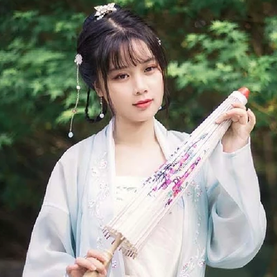 淡雅帶團(tuán)扇女生頭像，唯美古風(fēng)真人頭像