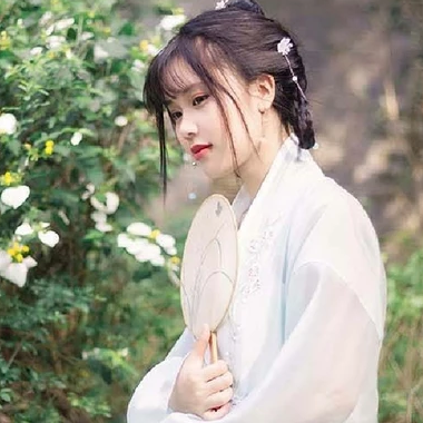 淡雅帶團(tuán)扇女生頭像，唯美古風(fēng)真人頭像