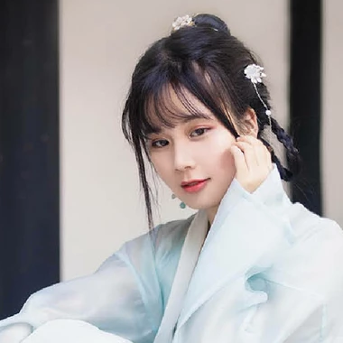 淡雅帶團(tuán)扇女生頭像，唯美古風(fēng)真人頭像