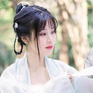 淡雅帶團(tuán)扇女生頭像，唯美古風(fēng)真人頭像