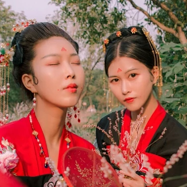 嬌艷紅衣閨蜜頭像，唯美古風(fēng)真人頭像