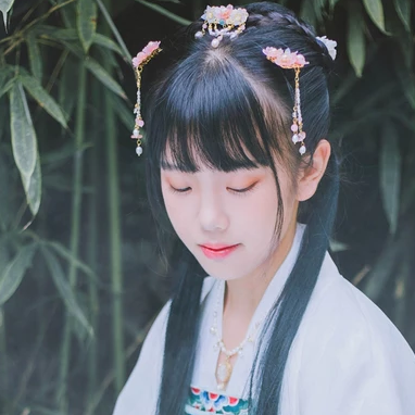 小清新淡藍(lán)色帶團(tuán)扇頭像，唯美古風(fēng)真人頭像